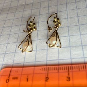 10k Gold Earings with synthetic pearl